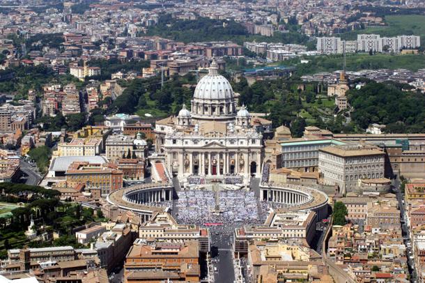 Ior, arrestati un alto prelato e un funzionario dei servizi segreti