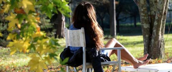 Autunno caldo. una donna al sole in un agriturismo di Siena