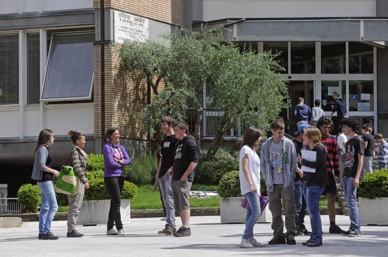 Istituto Agrario di S.Michele. Studenti in pausa.