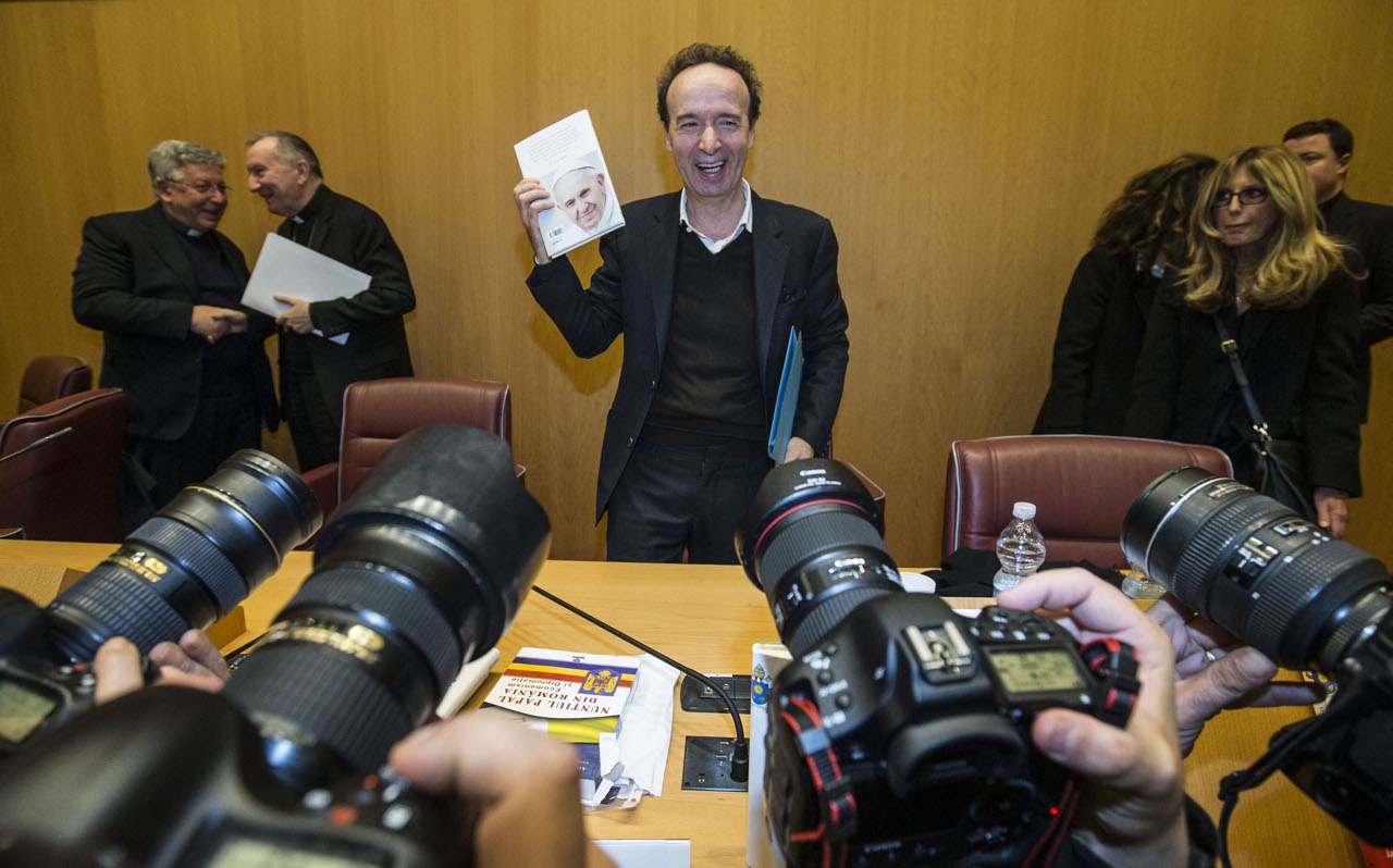 2.Roberto Benigni ha presentato in Vaticano il libro sul Papa 2.Roberto Benigni ha presentato in Vaticano il libro sul Papa