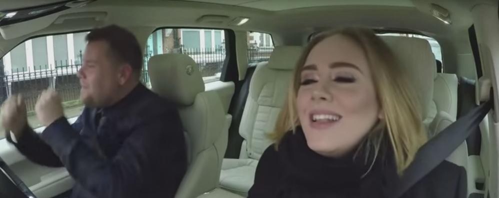 Adele, karaoke in macchina ed il web impazzisce