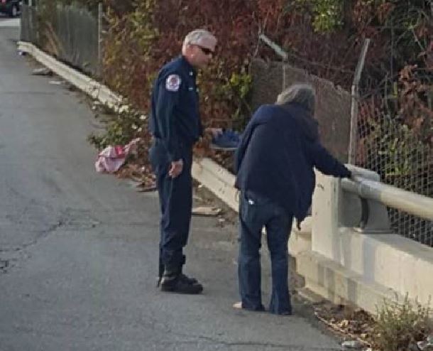 pompiere aiuta senzatetto