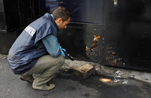 Roma, allarme omofobia: sasso in fiamme contro il “Qube”