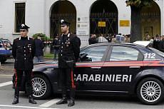Derubata, le gettanno acido sul volto.