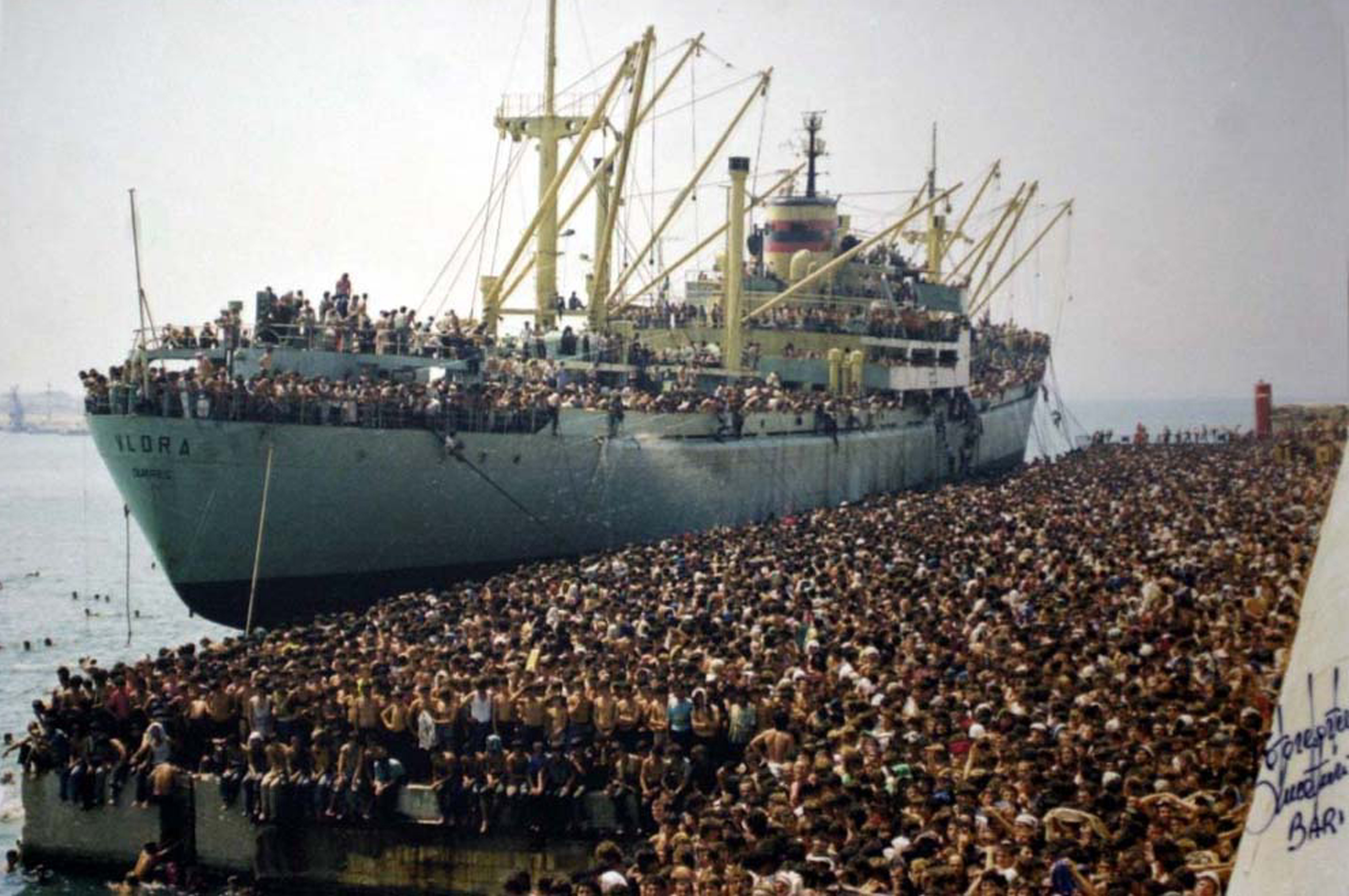 Profughi_della_Vlora_in_banchina_a_Bari_8_agosto_1991