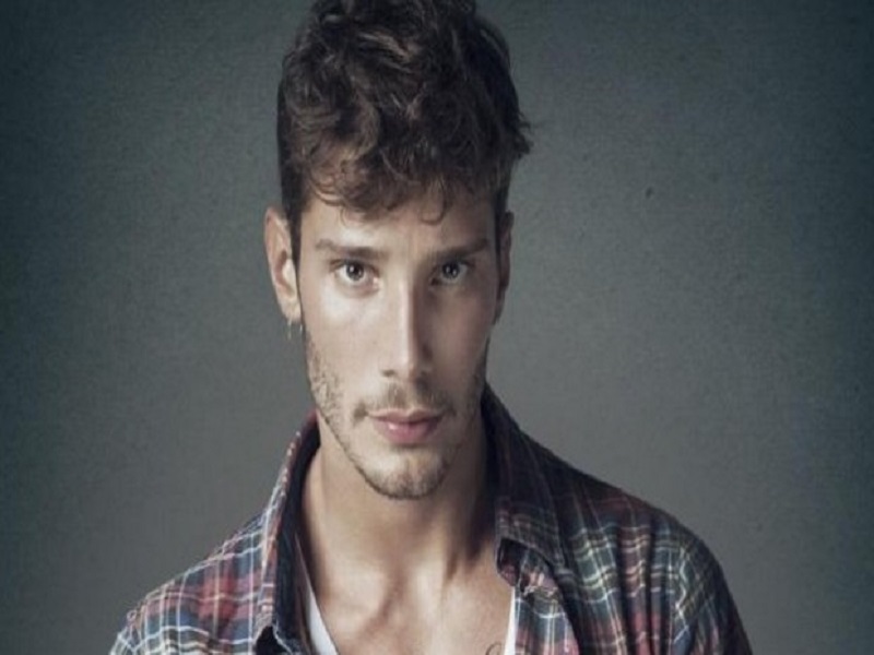 Stefano-De-Martino-e-Katy-Louise-Sanders-fotografati-luno-al-fianco-dellaltro-amicizia-o-flirt