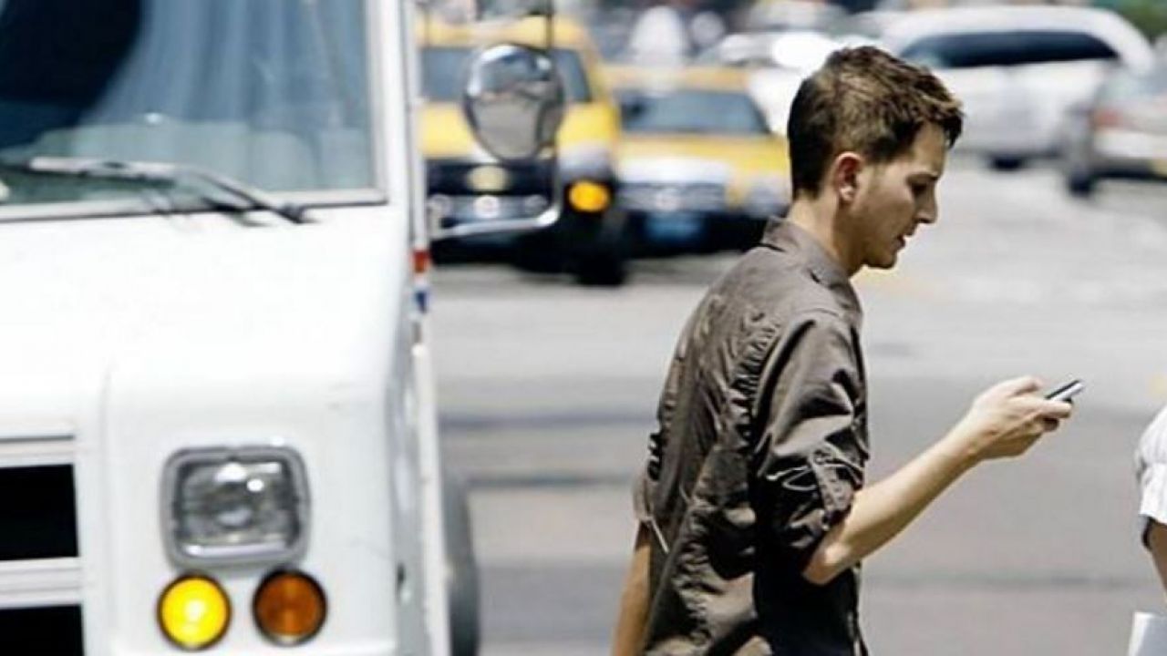 Vietato mandare messaggi mentre si cammina: arriva la proposta di legge, ecco dove Vietato mandare messaggi mentre si cammina: arriva la proposta di legge, ecco dove
