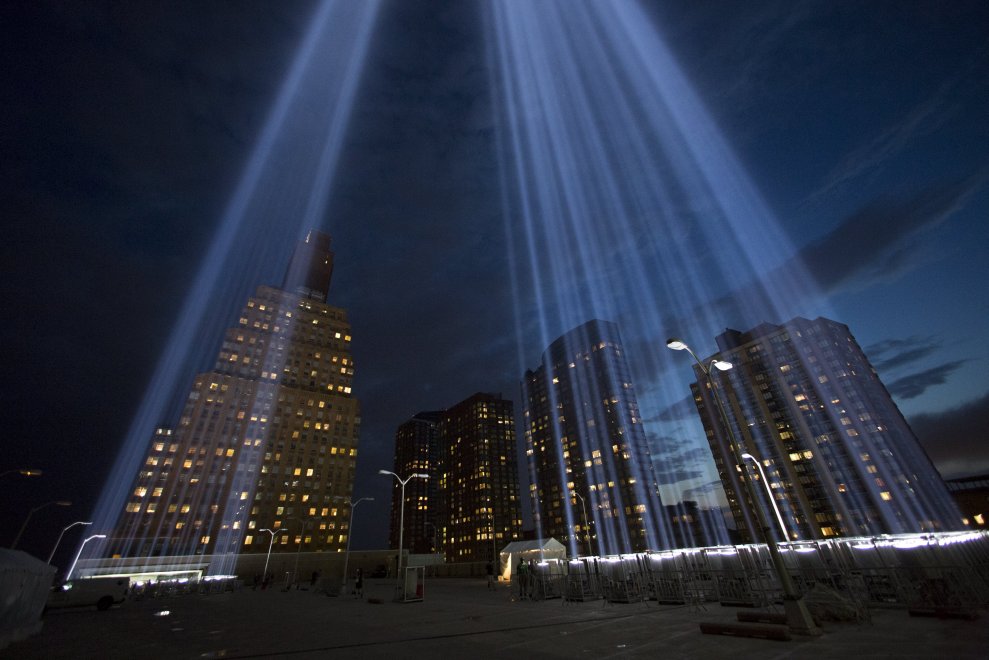 New York, colonne di luce verso il cielo: in memoria dell'11 settembre