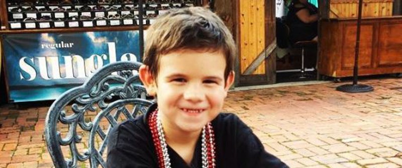 Orfano a 6 anni va a caccia di sorrisi: i suo "hobby" diventa virale