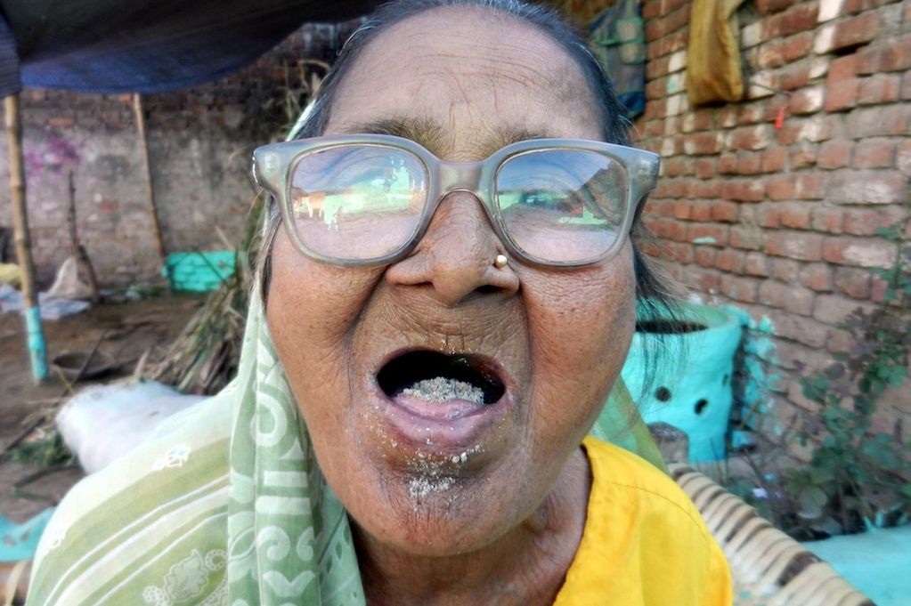 Sudama, la donna di 92 anni che mangia 1 kg di sabbia al giorno