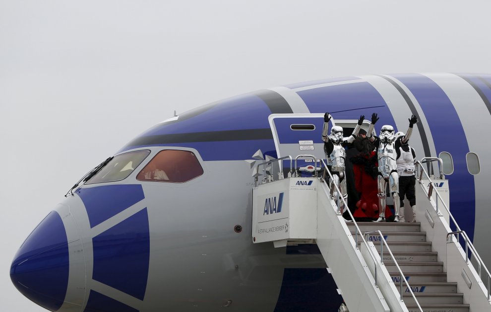 Primo volo dell'aero Star Wars in Giappone: a bordo passeggeri in costume