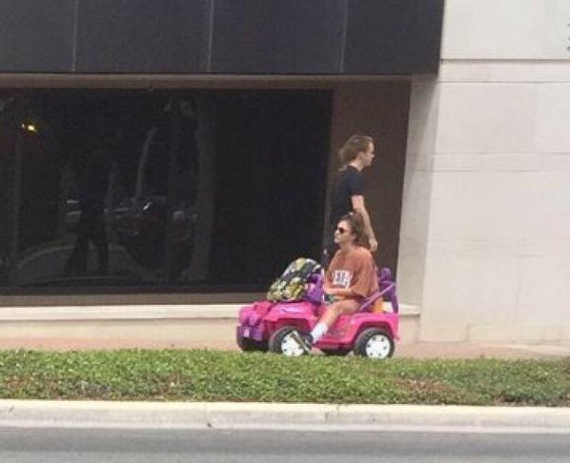 Le ritirano la patente, va all'università con la jeep di Barbie