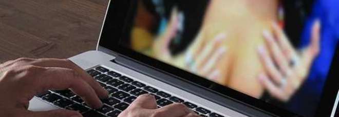 Offriva la figlia di 6 anni in chat ai pedofili per fare sesso: 25 anni alla mamma mostro