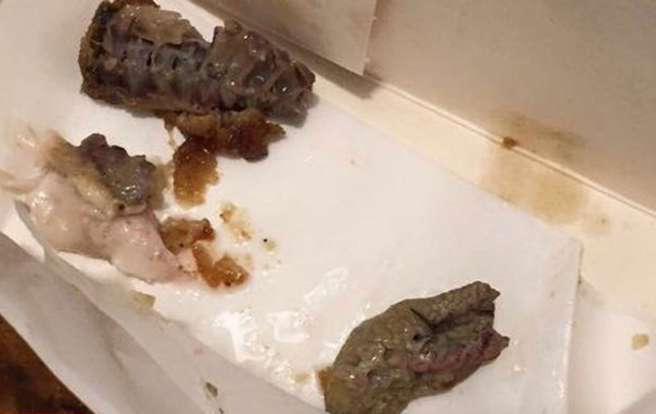 Ordina delle cosce di pollo al fast food, ma quando le mangia fa una scoperta choc