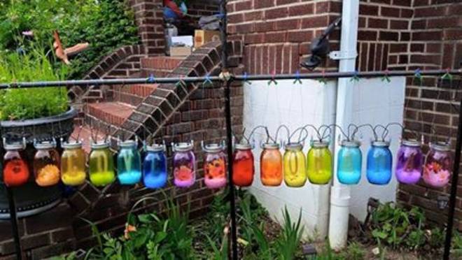 Decora il giardino con barattoli colorati, i vicini le lasciano un biglietto di minacce