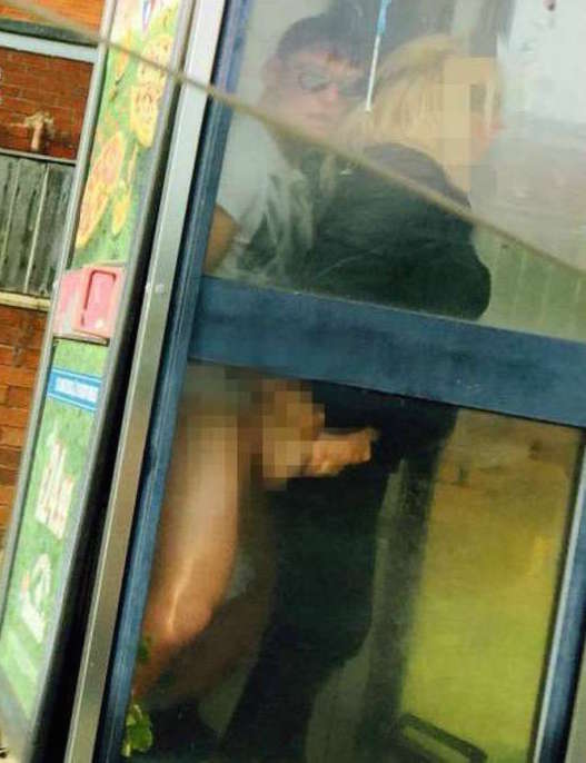 Fanno sesso in una cabina telefonica: beccati da un passante. "Avevamo bevuto"