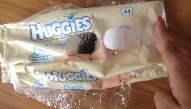 Compra le salviette profumate per il figlio ma dentro trova una disgustosa "sorpresa"