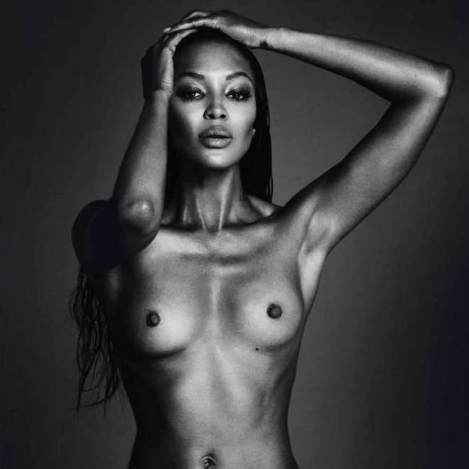 Naomi Campbell in topless a 45 anni su Twitter per la campagna #freethenipple