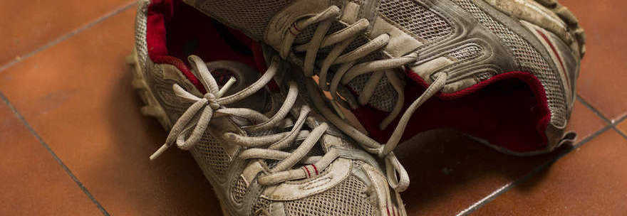 "Le tue scarpe sono puzzolenti" violenta lite tra coinquilini: 47enne in fin di vita