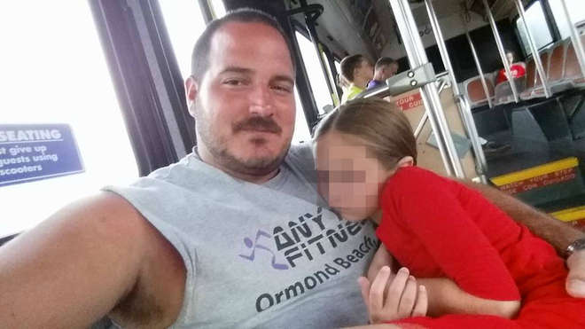 Inizia pettinando la figlia, papà scapolo diventa "Hair Stylist" per bimbe