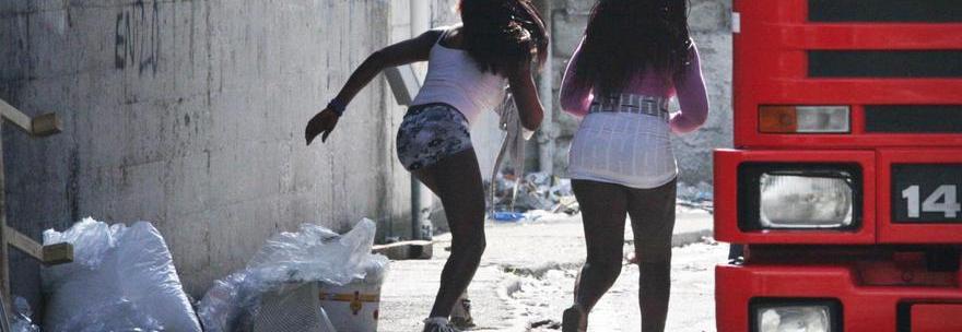 16 anni, viene costretta a prostituirsi. Lei scappa e si salva