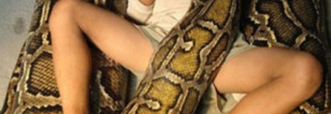 Bimbo uccide a morsi in testa il serpente che lo aveva attaccato