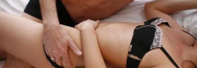 Regali sospetti: il marito ha l'amante, ma il detective fa una scoperta sconvolgente