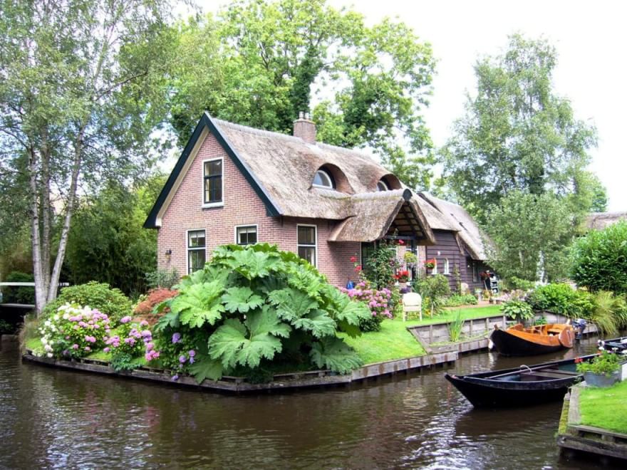 Giethoorn, la cittadina senza asfalto: solo canali e niente strade