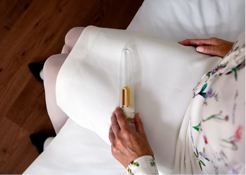 Ricordare un amore perduto con le ceneri dentro un dildo
