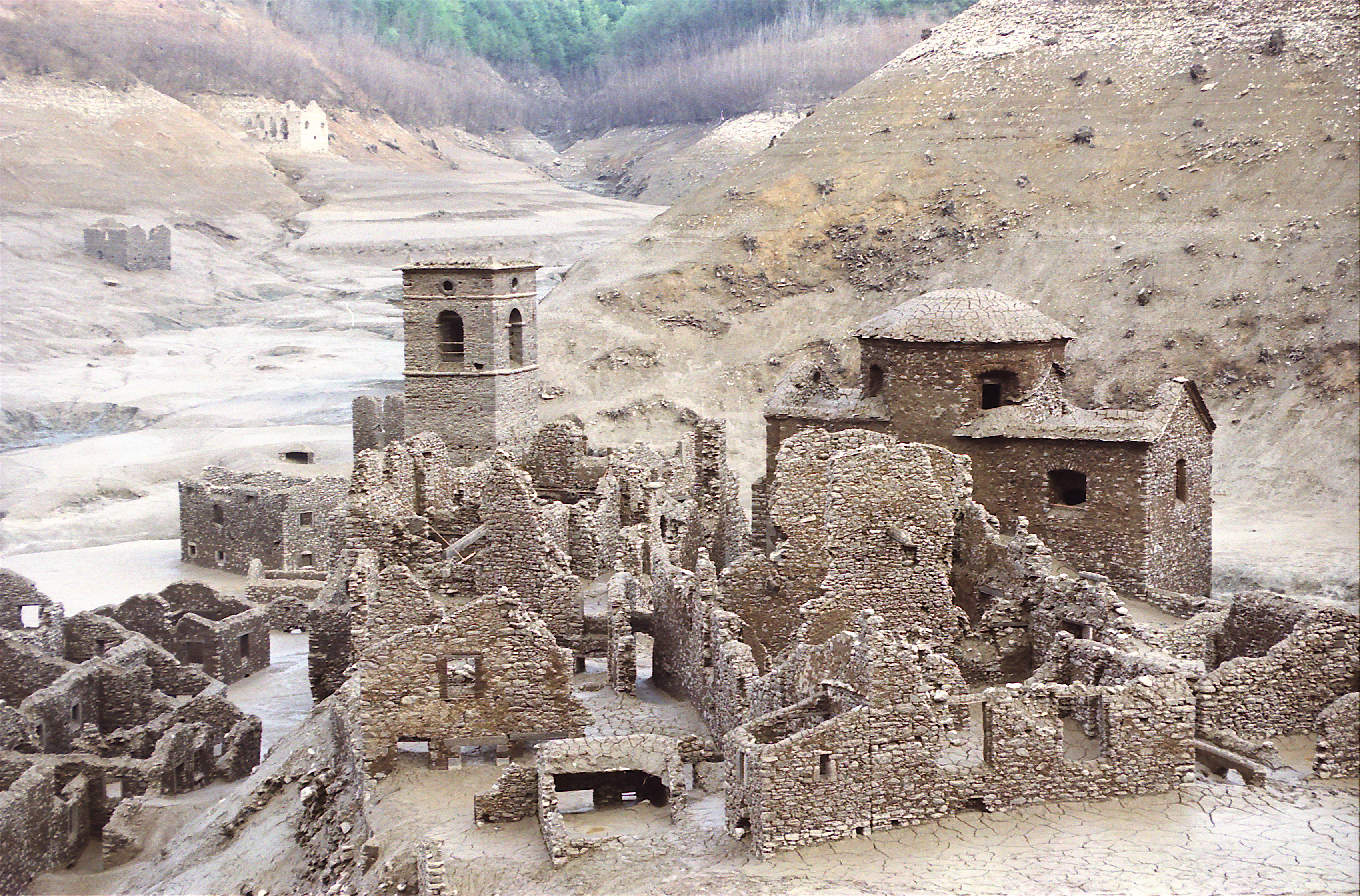 Careggine, il paese sommerso dall'acqua Careggine, il paese sommerso dall'acqua