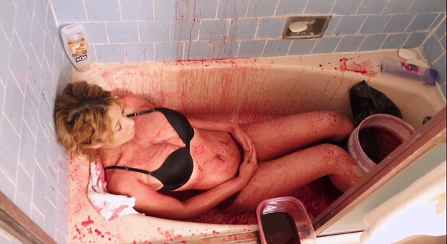 Si fa il bagno nel sangue di maiale per restare giovane