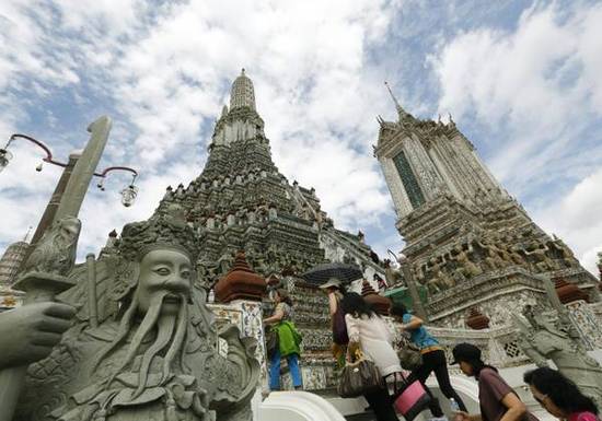 Thailandia: restauro del tempio di Wat Arun, alto 82 metri