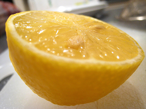 10 cose che puoi pulire con il succo di limone