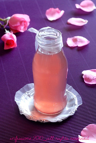 Come fare l'acqua di rose