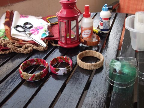 Come realizzare splendidi bracciali con le bottiglie di plastica