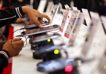 Attenzione al cybercrime: messaggi e apps false su cellulari