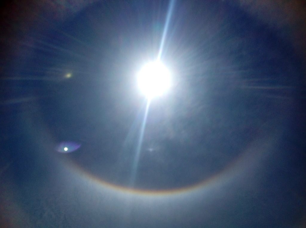 Perchè si forma un anello intorno al sole?
