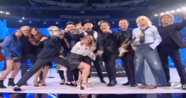 Amici selfie di gruppo