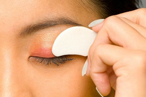Come rimuovere il trucco dagli occhi