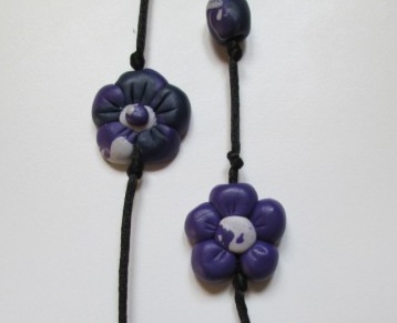 Come realizzare una collana floreale con pasta modellabile.