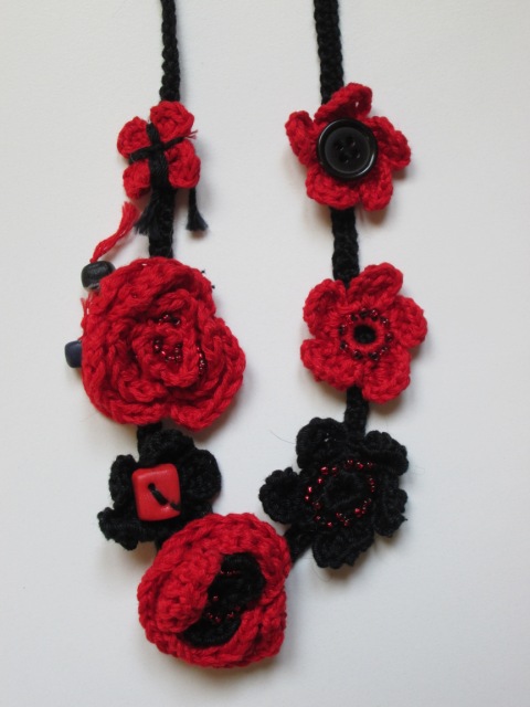 Come realizzare una collana floreale ad uncinetto.
