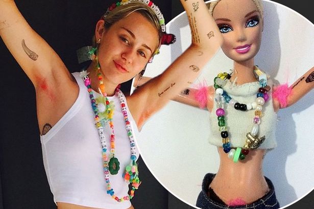 Miley Cyrus tinge di rosa i peli delle ascelle... e anche qualcos'altro