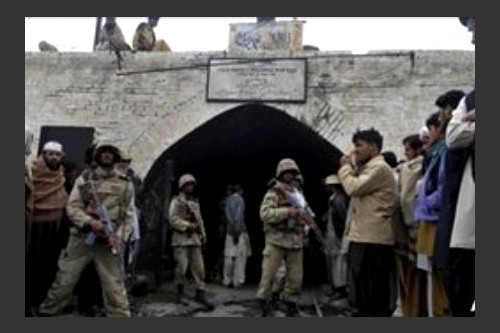 Pakistan: quattro agenti vengono uccisi dallo scoppio di una mina