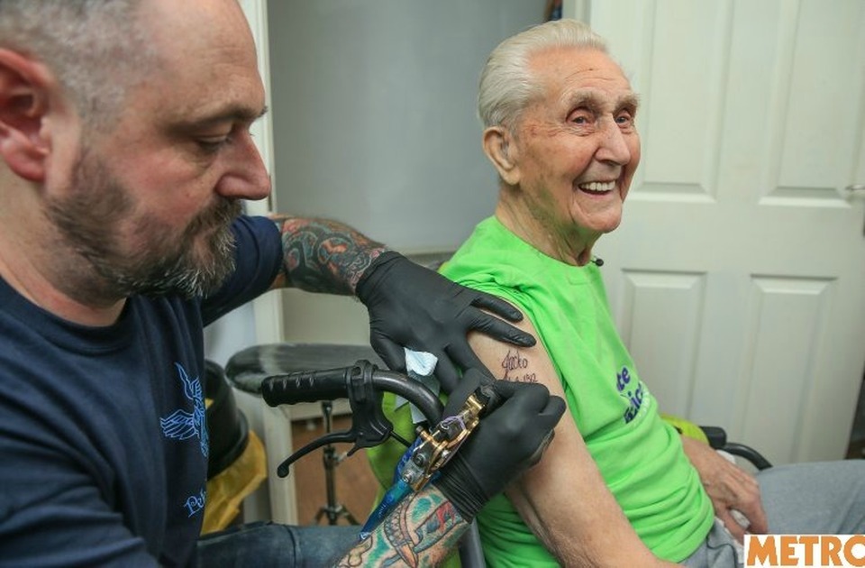 Nonno festeggia il compleanno tatuandosi un braccio Nonno festeggia il compleanno tatuandosi un braccio