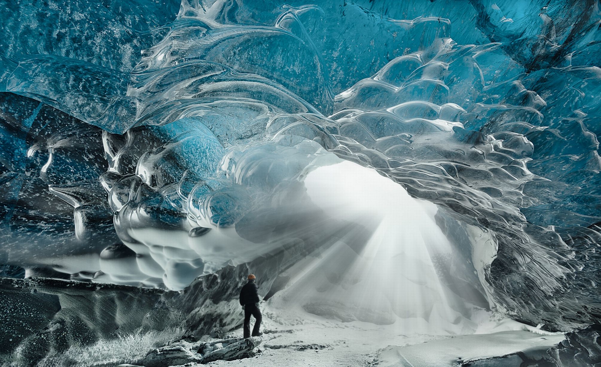 Le super immagini che mostrano la bellezza ultraterrena della grotta di ghiaccio nelle profondità delle terra