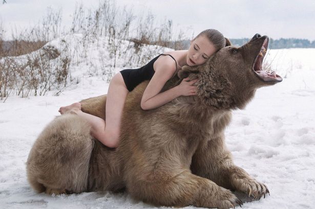 Modelle posano con un orso in una campagna anti caccia
