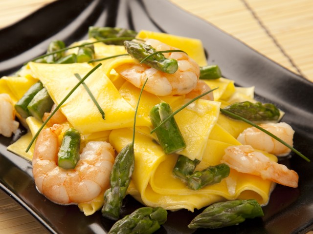 Come fare le pappardelle con asparagi e gamberi