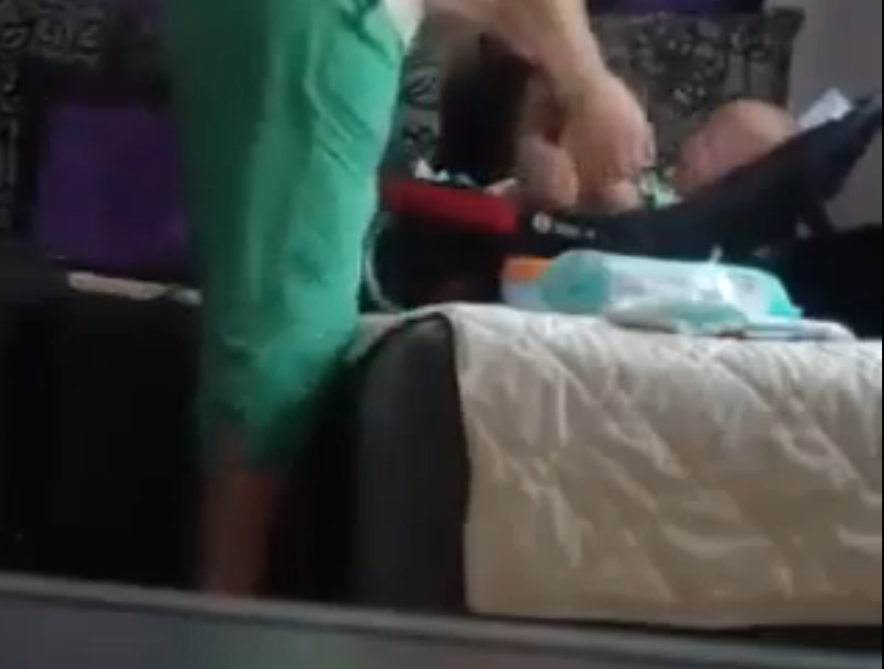 La babysitter violenta, che schiaffeggia un bambino di 9 mesi