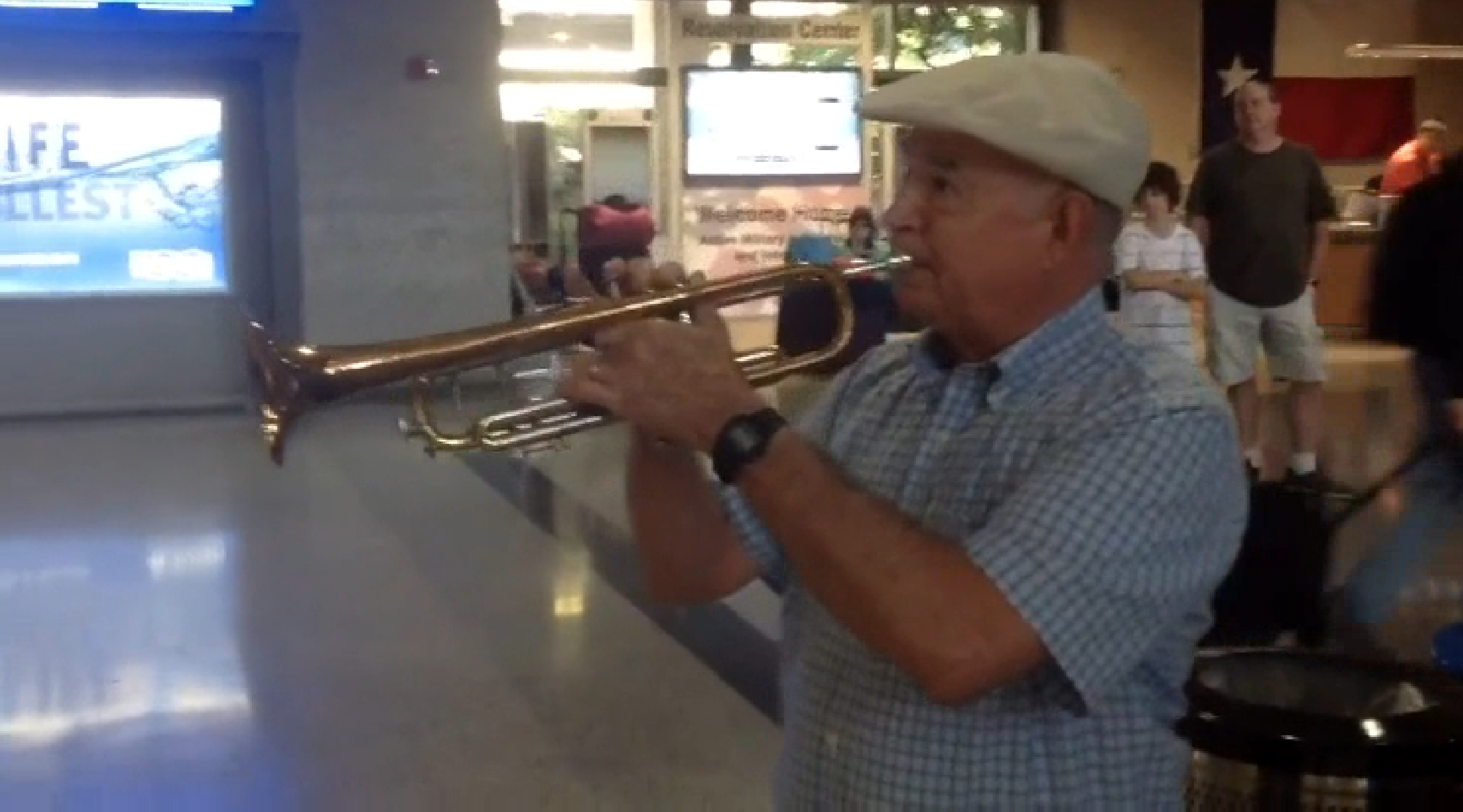 "What a wonderful world", va a prendere la moglie in aeroporto e la accoglie così
