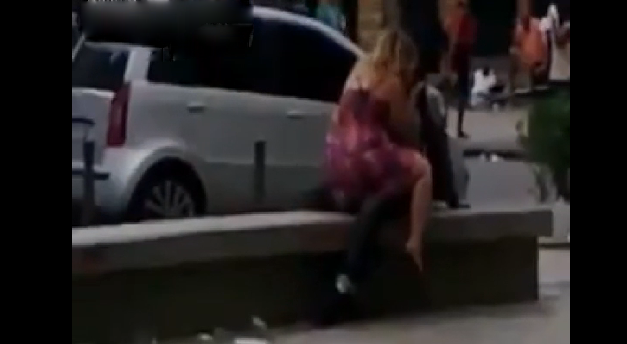 Fanno sesso sulla panchina davanti a tutti, i passanti si fermano a guardare